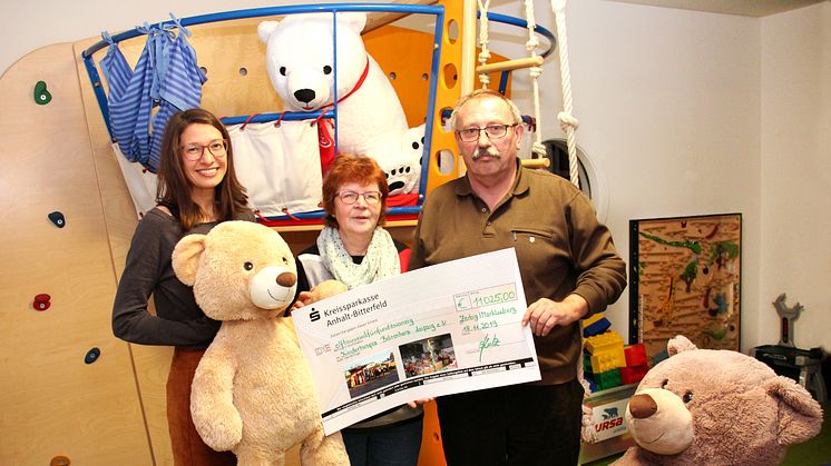 Kerstin und Udo Schulz übergeben voller Stolz im Namen des ganzen Teams den Spendenscheck an Ulrike Herkner von Bärenherz (li.)