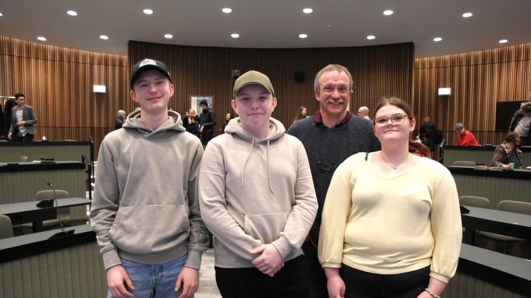 Klass 8B Nipanskolan i Sollefteå är vinnare i Teknikåttans regionfinal i Umeå 2022. Från vänster: Wilhelm, Lukas och Emma. Bakom eleverna står klassläraren Tommy.