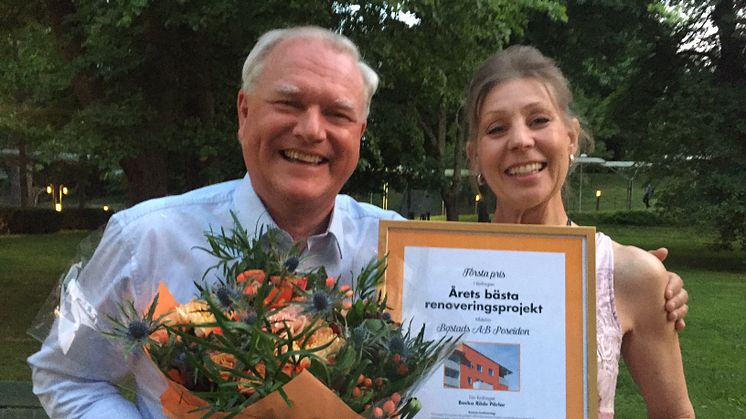 Glada och stolta vinnarna Anders Söderman, vd och distriktschef Marie Werner från Bostads AB Poseidon