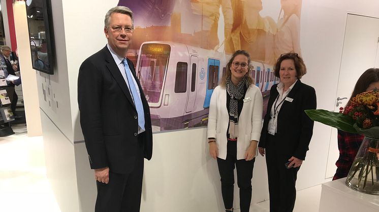 Michael Thulin, Annelie Andersson och Monica Öhlander på Bombardier framför det nya C30-tåget som ska trafikera Stockholms tunnelbana.