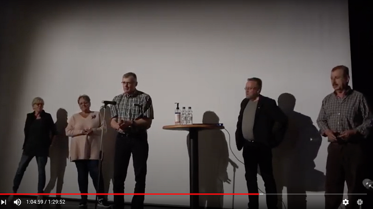 Inger Griberg, Irja Gustavsson, Jonas Kleber, Jari Mehtälainen och Nafih Mawlos på scen för samtal om kulturen i kommunen.
