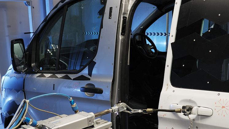 Fordin uusi Transit Custom käy läpi ´550 000 ovenläimäytystestin´  äärimmäisissä lämpötiloissa