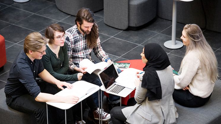 Historisk ökning av sökande till fleråriga program på Högskolan Väst