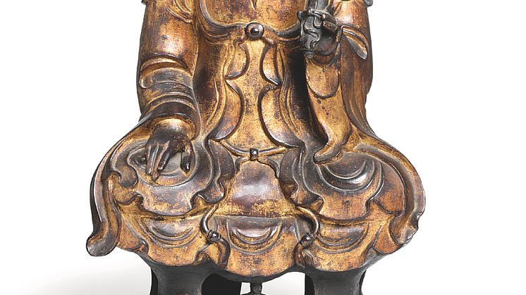 A large Chinese gilded and patinated bronze figure of an Immortal, Lao-zi, Ming 1368-1644. H. 64 cm. Estimate: DKK 400,00-500,000 / € 53,500-67,000.
