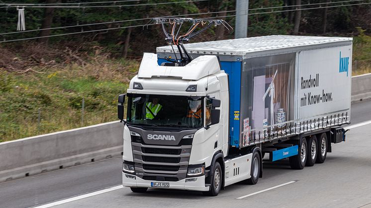 Scania Oberleitungs-Lkw des Baustofflieferanten Knauf.