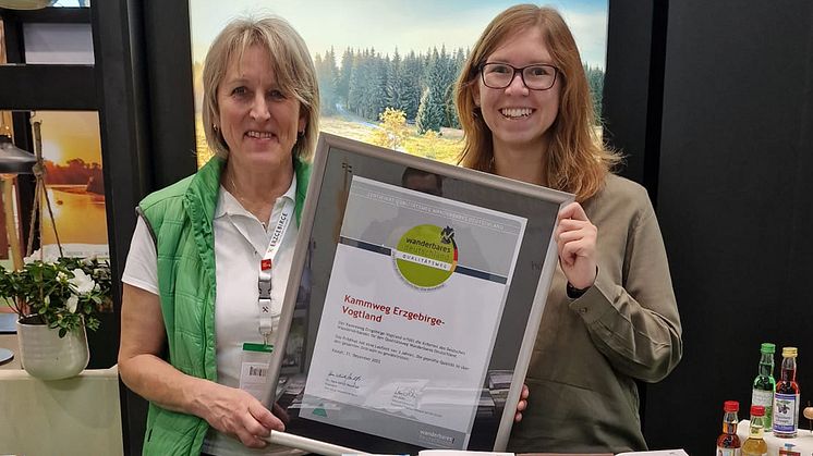 Birgit Knöbel und Anni Borrmann vom Tourismusverband Erzgebirge freuen sich über die erneute Auszeichnung zum Qualitätswanderweg (Foto: TVE)