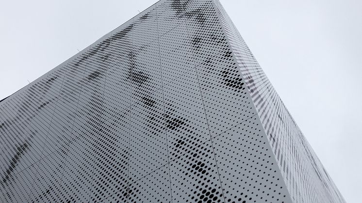 1550 unika perforerade fasadplåtar i aluminium