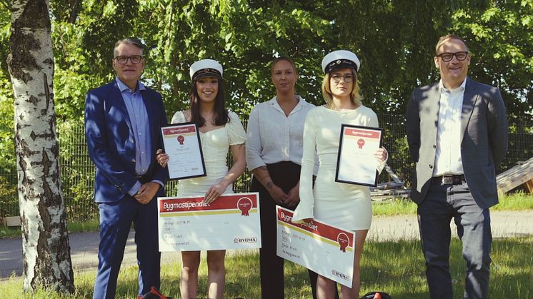 Minna Fridén och Nadja Birath vid Hushags-Erikslundsgymnasiet får motta 2023 års Bygmastipendium. Bygma representeras vid utdelningen av Carolina Söderström och Tommy Jonsson. Till vänster i bild syns även skolans rektor Robert Schultz.