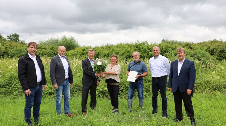 Im Beisein von Landrat Dr. Hermann Ulm (v.li.) und Eggolsheims Bürgermeister Claus Schwarzmann übergab Bernd Göttlicher vom Bayerwerk (3.v.li.) die Fläche an Kerstin Herdegen und Gerhard Raab vom LBV.