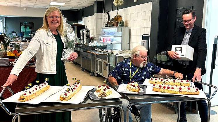 Annsofie Thuresson, Kommunstyrelsens ordförande; "Kalle" Nilsson och Patrik Bengtsson, Ordförande i Omsorgsnämnden inviger restaurangen på Billingshäll