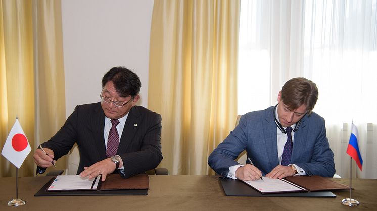 Kirill Lipa, CEO of Transmashholding, and Kiyoshi Nakata, Deputy COO Rolling Stock of Railway Systems Business Unit, Hitachi sign the Joint Venture agreement. 