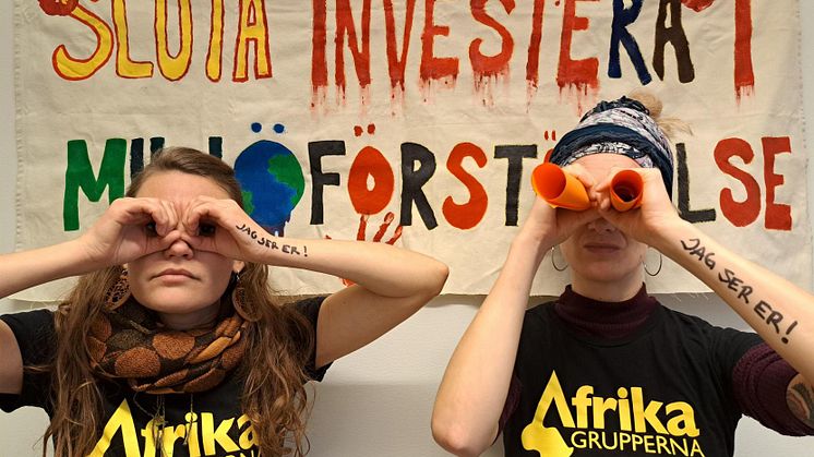 Klimataktivister delar ut tårtor med blodigt innehåll vid AP-fondskontor i Stockholm och Göteborg 