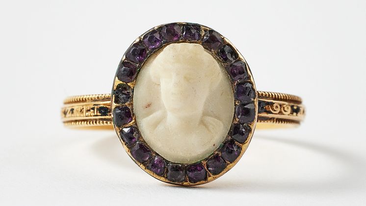 Ring with fine-grained marble and amethysts, circa 1774