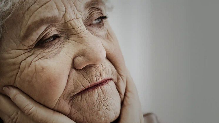 Det är inte obligatoriskt för verksamheterna att informera äldre eller deras närstående vid missförhållanden eller att höra dem när vårdskador eller missförhållanden inträffat. Foto: AdobeStock.com