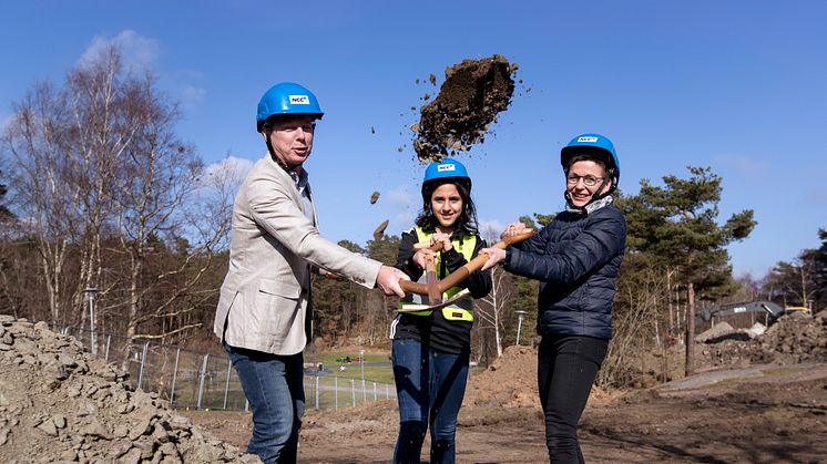 Första spadtaget i Övre Lövgärdet för Egnahemsbolagets nya bostadsrättslägenheter. Mikael Dolietis, vd Egnahemsbolaget och Ann-Sofie Hermansson, kommunalstyrelsens ordförande Göteborgs Stad