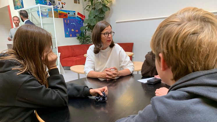 Ministern pratar med elever på Källebergsskolan