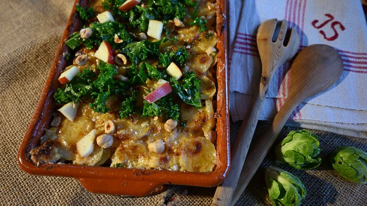 Potatis- och palsternacksgratäng toppad med grönkål och äpple