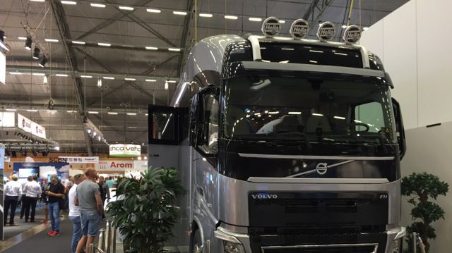 Nils Scheibling från Hobby Fritid visar den luxuösa interiören i specialfordonet byggt på en Volvo FH 500.