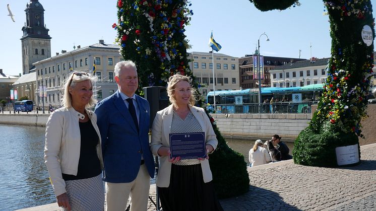 Nederländernas ambassadör Bengt van Loosdrecht, Göteborgs Hamns vice vd Malin Collin och Innerstaden Göteborgs vd, Lena Dalerup invigde första skylten vid Lejontrappan