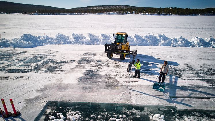 Skörd av isen till Ishotellet i Jukkasjärvi