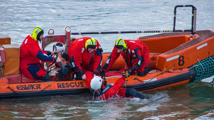 The crew quickly pulls the first victims from the water and takes them on board the 'Esvagt Connector' for treatment.