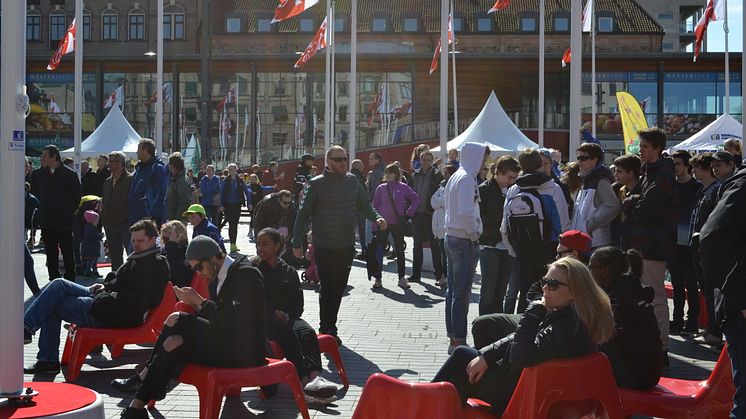 ​Vårkicken på Sundstorget och utmärkta skräpkorgar på stan