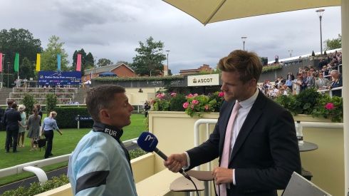 Per Anders Gråberg intervjuas efter segern på Ascot Racecourse där 30 000 åskådare såg turneringen