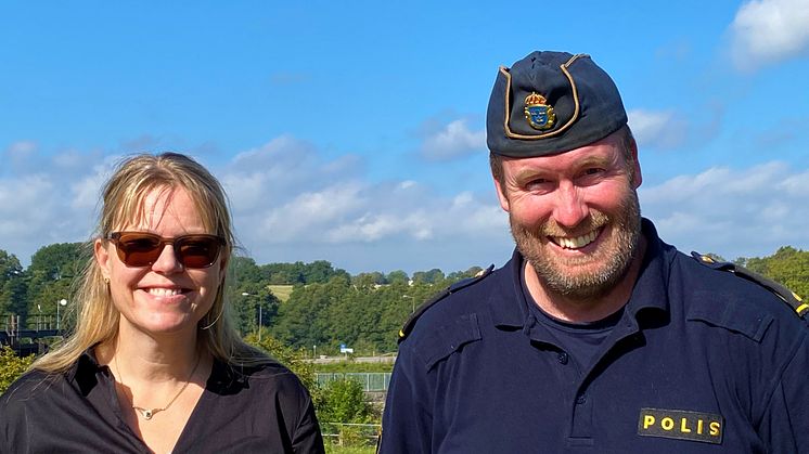 Säkerhetschef Karin Martini och kommunpolis Kristian Nilsson uppmuntrar Laholms kommuninvånare att fylla i trygghetsenkäten.