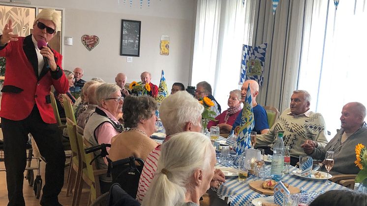 "Heino" alias Wilhelm Heitmann sorgte beim Oktoberfest im Seniorenzentrum "An der Lauter" für Stimmung. 