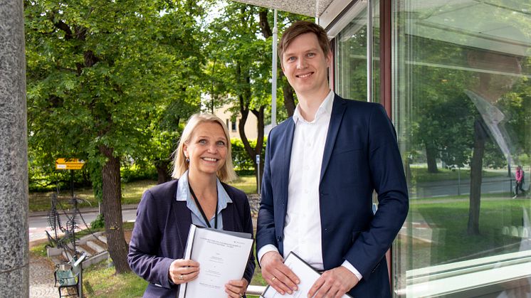 Boligbyggs administrerende direktør, Marit Jakobsen Leganger, og daglig leder i WK Entreprenør, Erlend Wegger. Foto: Boligbygg
