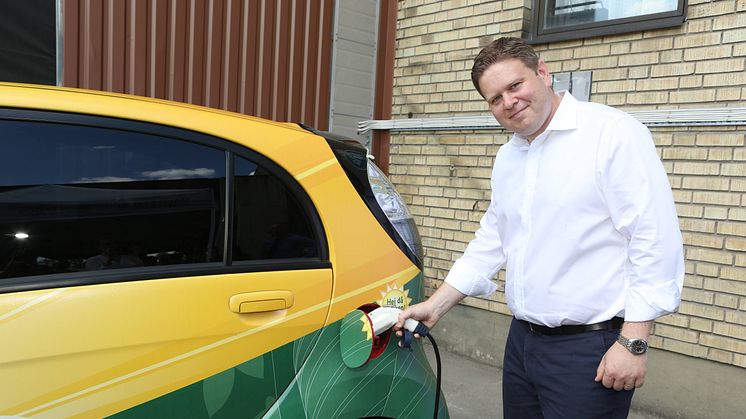Per Ankersjö laddar elbil med vindkraftsel