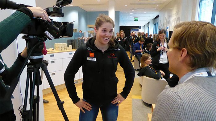 Alpina åkaren Sara Hector intervjuas under förra årets medieupptakt på Vattenfall