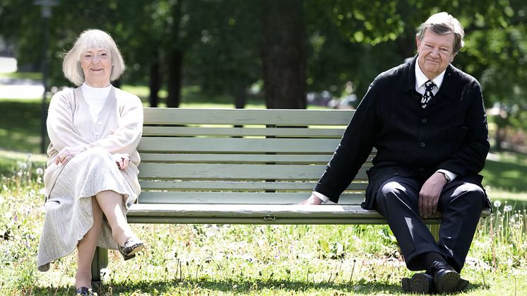 Iwar Wiklander och Birgitta Ulfsson i föreställningen Kärleksbrev från 2015. Foto: Lilla Teatern i Helsingfors