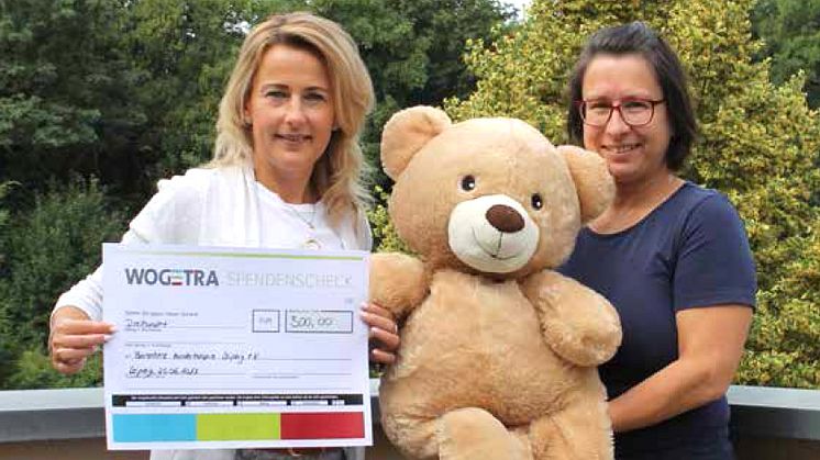 Sandy Eglitz von der WOGETRA mit Kerstin Stadler vom Kinderhospiz Bärenherz zur Spendenübergabe