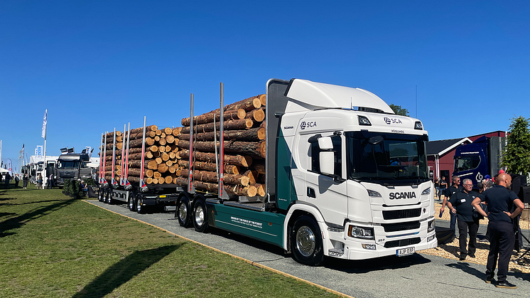 Världens första eldrivna 80 tons timmerlastbil finns att se i Scanias utomhusmonter på Elmia Lastbil. Foto: Elmia