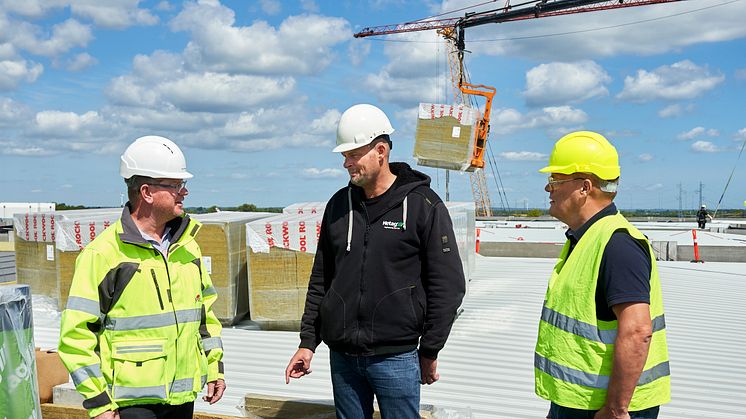 Næsten 50.000 m2 tag bliver i øjeblikket lukket på et kommende stort distributions- og logistikcenter i Taulov i Fredericia. Det er en af Danmarks største byggepladser i øjeblikket, og ROCKWOOL har leveret isoleringen.