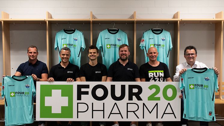 Die Gründer der Four 20 Pharma Gmbh (ab 2. von li.) Thomas Schatton (CEO), Torsten Greif (CEO), Wilhelm Schoening und Ireneusz Storm mit Gerrit Denzer (Associate Director Infront Germany GmbH, li.) und Martin Hornberger (SCP-Geschäftsführer, re.).