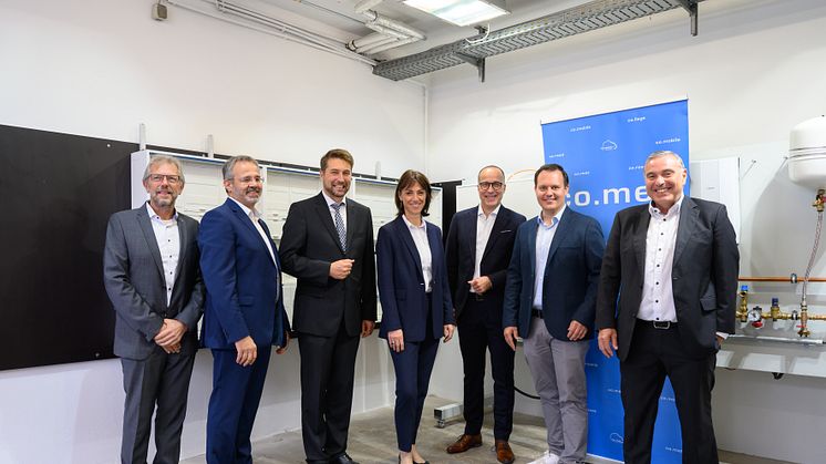 Beim Startschuss für das Innovationsprojekt: Franz-Josef Johann (Stadtwerke Saarbrücken), Frank Ackermann (Stadtwerke Saarbrücken Netz), Uwe Conradt (Oberbürgermeister Saarbrücken), Jeanne Forget, Johannes Hauck, Dr. Torsten Hager von der Hager Group