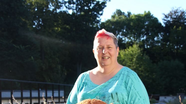 Christine Jentzsch auf der Terrasse des Kinderhospizes Bärenherz