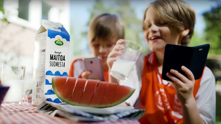 Arla kehittää edelläkävijänä lisättyä todellisuutta tuotteisiinsa – maitotölkin kautta voi nyt pelata jalkapalloa