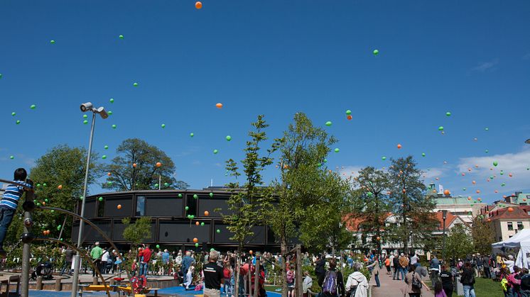 Ballongerna mot skyn när Orangeriet invigs.