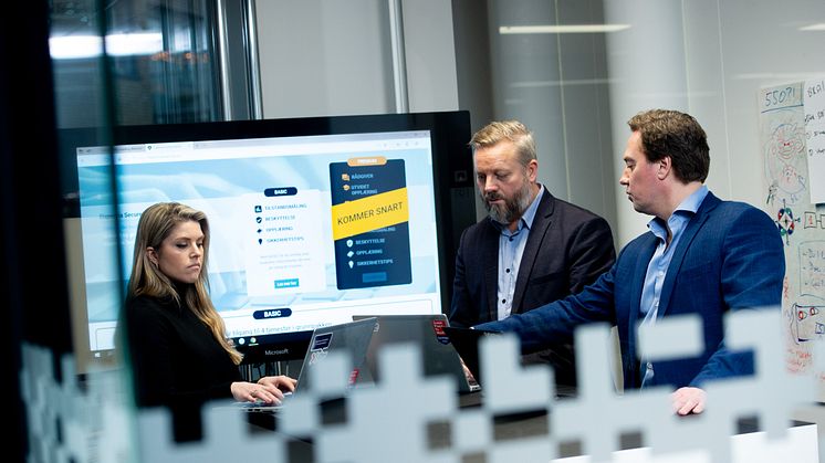 Experis Cyber Security tilbyr gratis sikkerhetstjeneste. På bildet fra venstre Silje Helen Dyvik, Bjarte Malmedal, Morten Stoa