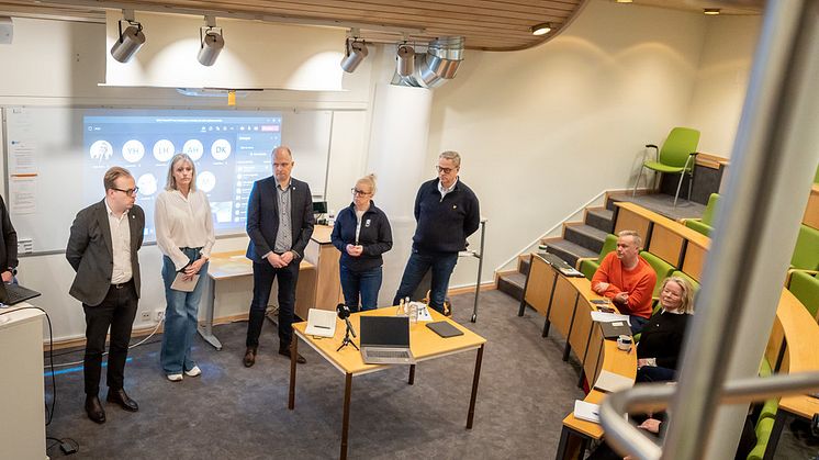 Presskonferens med anledning av branden på södra sjukhusområdet. Från vänster: Robin Holmberg, Kristina Magnusson, Lars-Ola Olsson, Filippa Kurdve, Jan Klauser, Marcus Fält (Attendo), Marianne Malm.