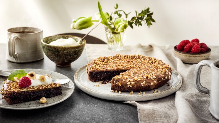 Det bästa av två världar förenas i Almondys kladdkakenyhet med Marabou Schweizernöt