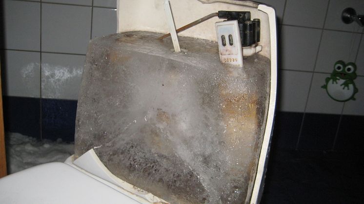 Toalett sprengt i stykker av frost