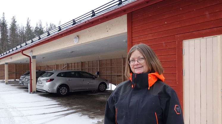 Anne Ölund, distriktsjuksköterska i Piteå kommuns hemsjukvård, glädjs åt att slippa skotta snö och istället kunna lägga mer tid på vård av patienter. Foto: Sofie Lundmark