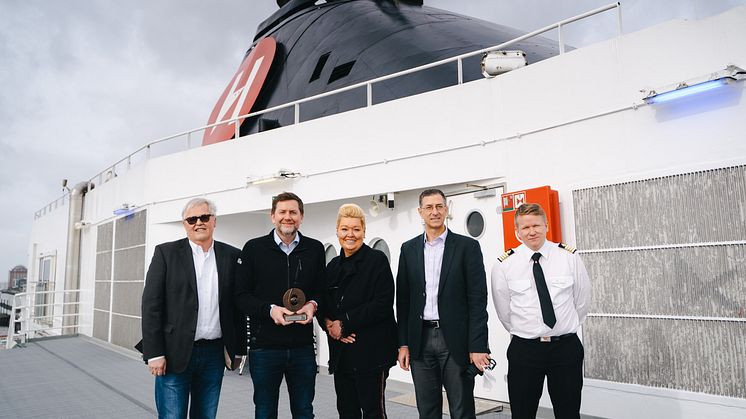 From left to right: Chairman of the VDRJ Rüdiger Edelmann, CEO Hurtigruten Group Daniel Skjeldam, travel journalists Marina Noble and Franz Neumeier and Captain of MS Otto Sverdrup Daniel Fjellaksel. Photo: Kay Fochtmann