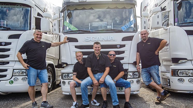 Seit seiner Kindheit begeistert sich Kurt Binder (Mitte) für Scania Lkw.