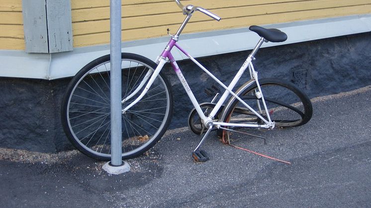 Övergivna och trasiga cyklar städas bort från centrala Umeå 