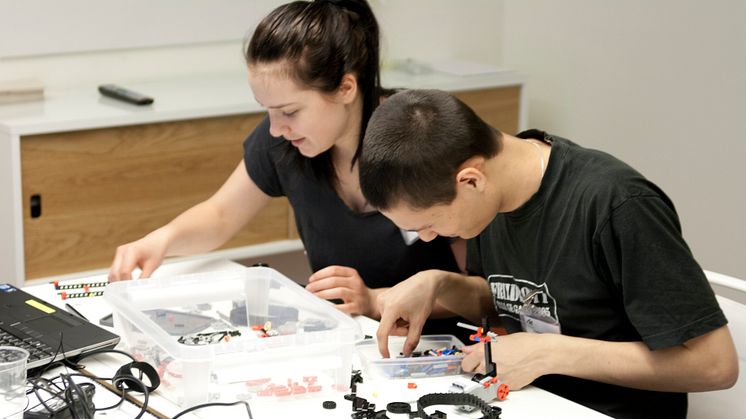 Industrimaskiner i lego ska locka till ingenjörsyrket